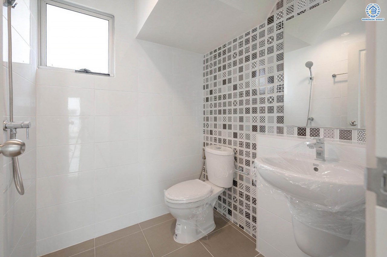 บ้านมือสองตกแต่งใหม่ คุณภาพแบรนด์ LH โครงการ ชัยพฤกษ์ ราชพฤกษ์-แจ้งวัฒนะ เนื้อที่ 66 ตร.ว. ฟังก์ชัน 3 ห้องนอน 3 ห้องน้ำ 2 ที่จอดรถ ภายในตกแต่งหรูหรา บนทำเลติดถนนราชพฤกษ์ เชื่อมสู่แจ้งวัฒนะได้อย่างรวดเร็ว ใกล้รถไฟฟ้าสายสีชมพู "ปากเกร็ด" จุดขึ้นทางด่วน "แจ้งวัฒนะ" โรบินสัน ไลฟ์สไตล์ ราชพฤกษ์ และ โลตัส นอร์ธราชพฤกษ์